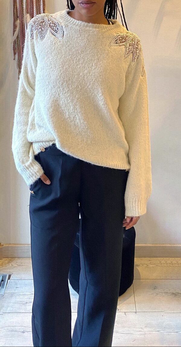 Pull beige avec broderies perlées – Image 4