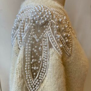 Pull beige avec broderies perlées