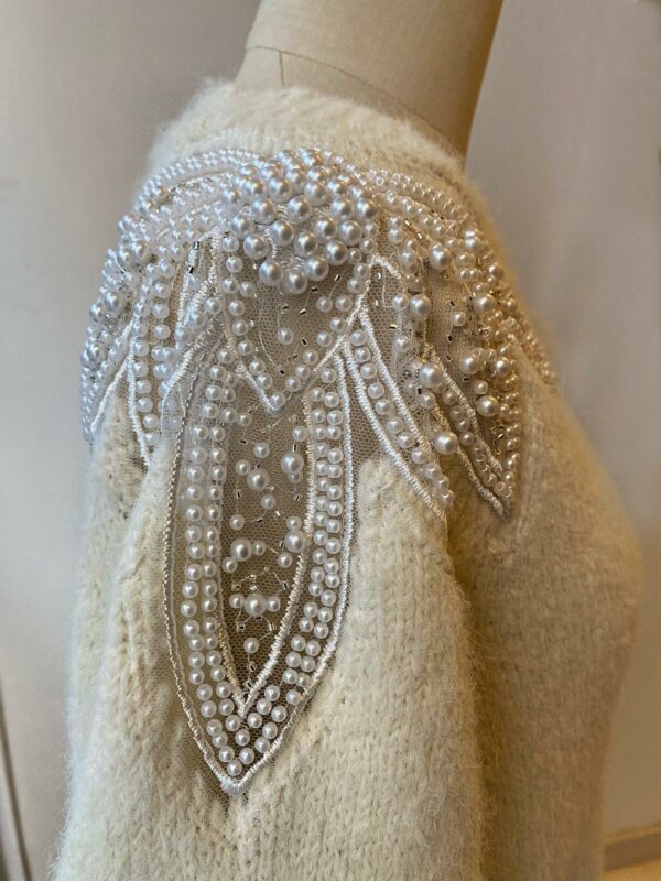 Pull beige avec broderies perlées