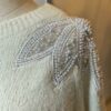 Pull beige avec broderies perlées – Image 3