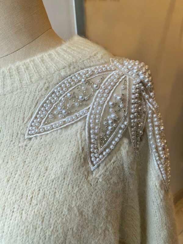Pull beige avec broderies perlées – Image 3